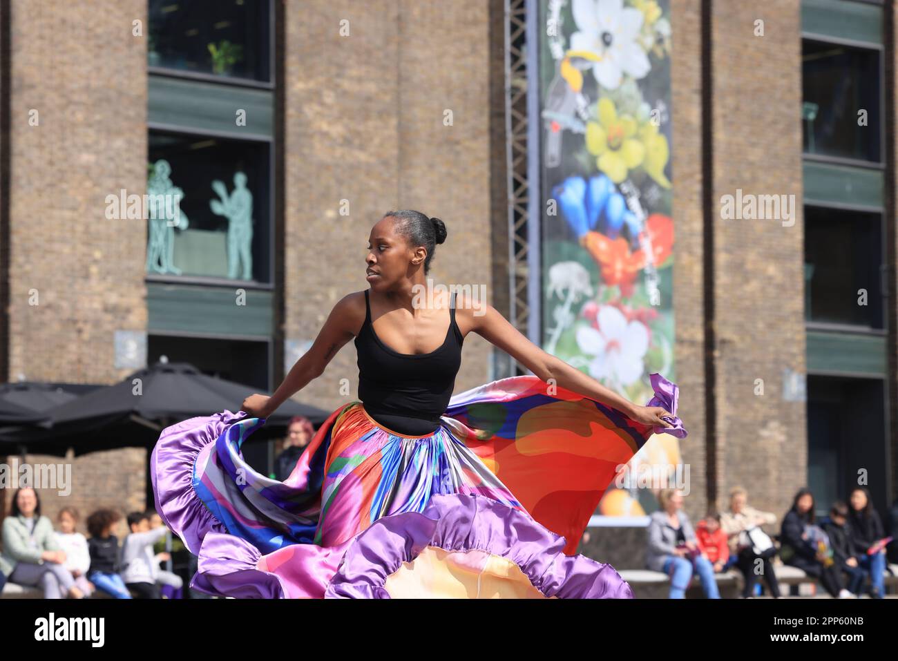 Londres, Royaume-Uni, 22nd avril 2023. Pour le jour de la Terre, l'œuvre de Lucy Orta « Fabulae Naturae » sur 3 60ft draperies de l'école d'art de St Martin, sur la place Granary à Kings Cross, est devenue le décor d'une performance spectaculaire de danse représentant « The Lost Species ». Cette année, le thème de la Journée de la Terre est « investir dans notre planète ». Crédit : Monica Wells/Alay Live News Banque D'Images