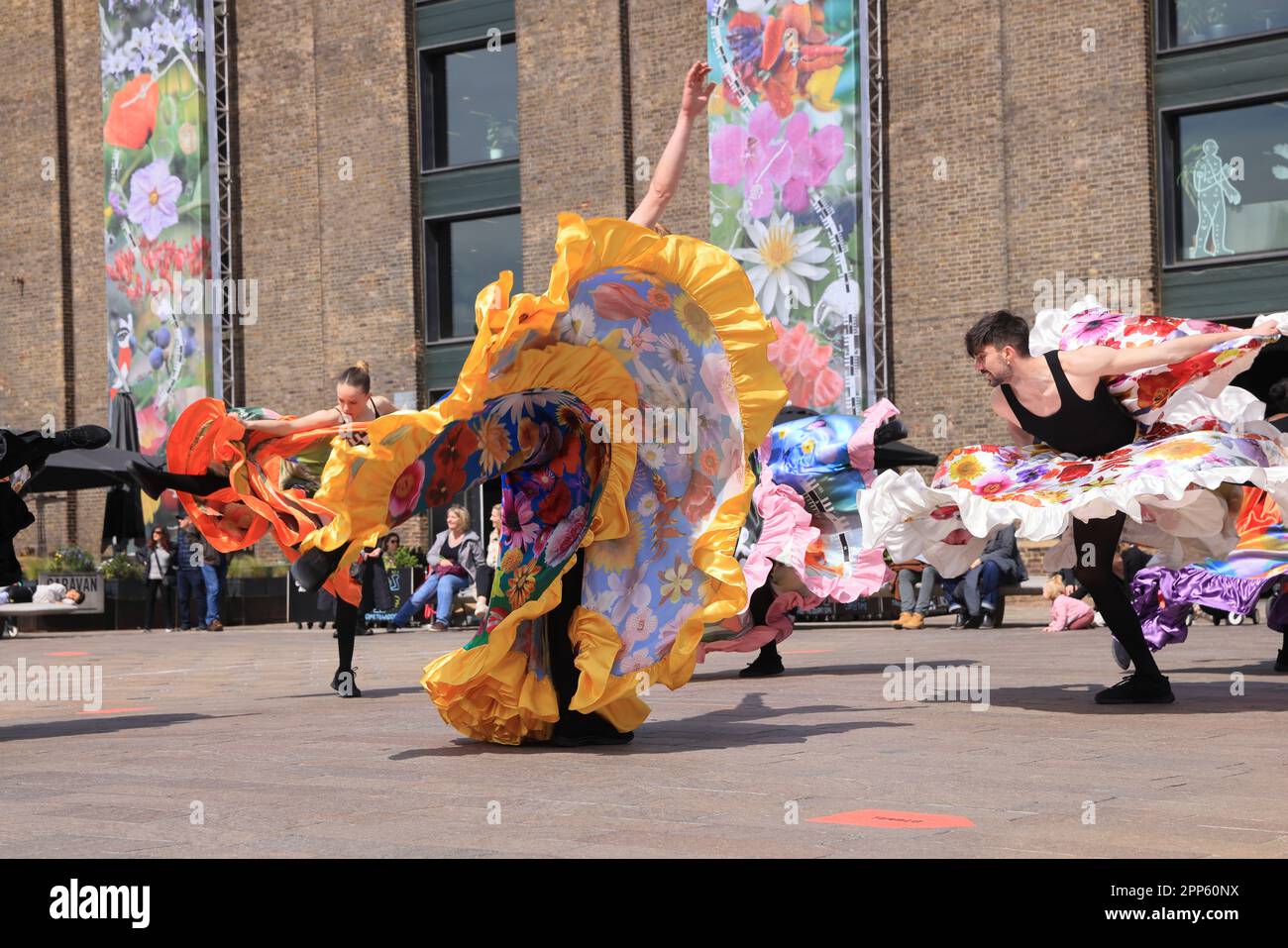 Londres, Royaume-Uni, 22nd avril 2023. Pour le jour de la Terre, l'œuvre de Lucy Orta « Fabulae Naturae » sur 3 60ft draperies de l'école d'art de St Martin, sur la place Granary à Kings Cross, est devenue le décor d'une performance spectaculaire de danse représentant « The Lost Species ». Cette année, le thème de la Journée de la Terre est « investir dans notre planète ». Crédit : Monica Wells/Alay Live News Banque D'Images
