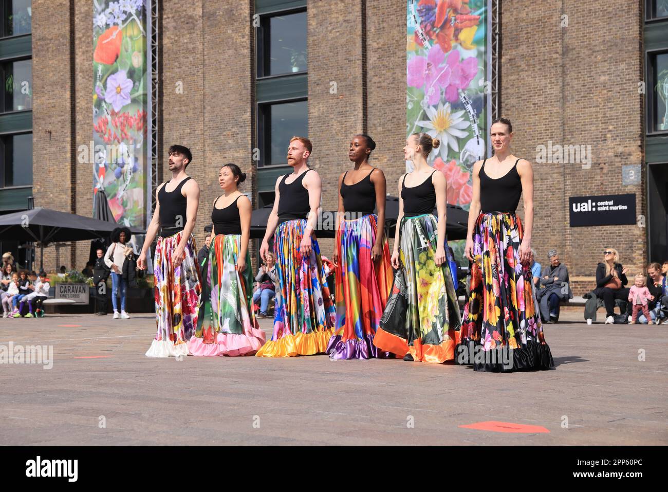 Londres, Royaume-Uni, 22nd avril 2023. Pour le jour de la Terre, l'œuvre de Lucy Orta « Fabulae Naturae » sur 3 60ft draperies de l'école d'art de St Martin, sur la place Granary à Kings Cross, est devenue le décor d'une performance spectaculaire de danse représentant « The Lost Species ». Cette année, le thème de la Journée de la Terre est « investir dans notre planète ». Crédit : Monica Wells/Alay Live News Banque D'Images