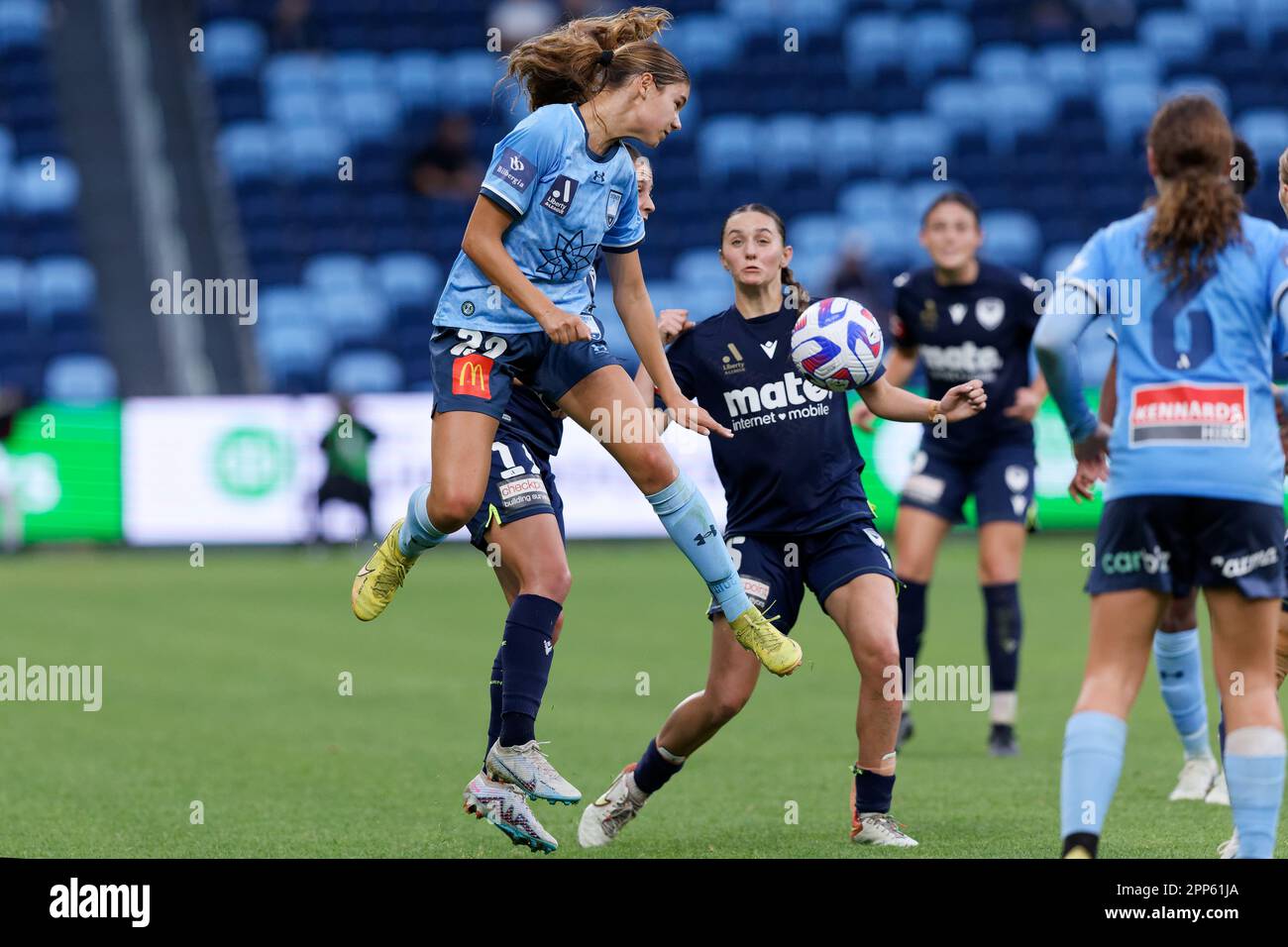 Sydney, Australie. 22nd avril 2023. Indiana dos Santos de Sydney FC saute à la tête de la balle pendant le match entre Sydney et la victoire au stade Allianz sur 22 avril 2023 à Sydney, Australie crédit: IOIO IMAGES/Alay Live News Banque D'Images