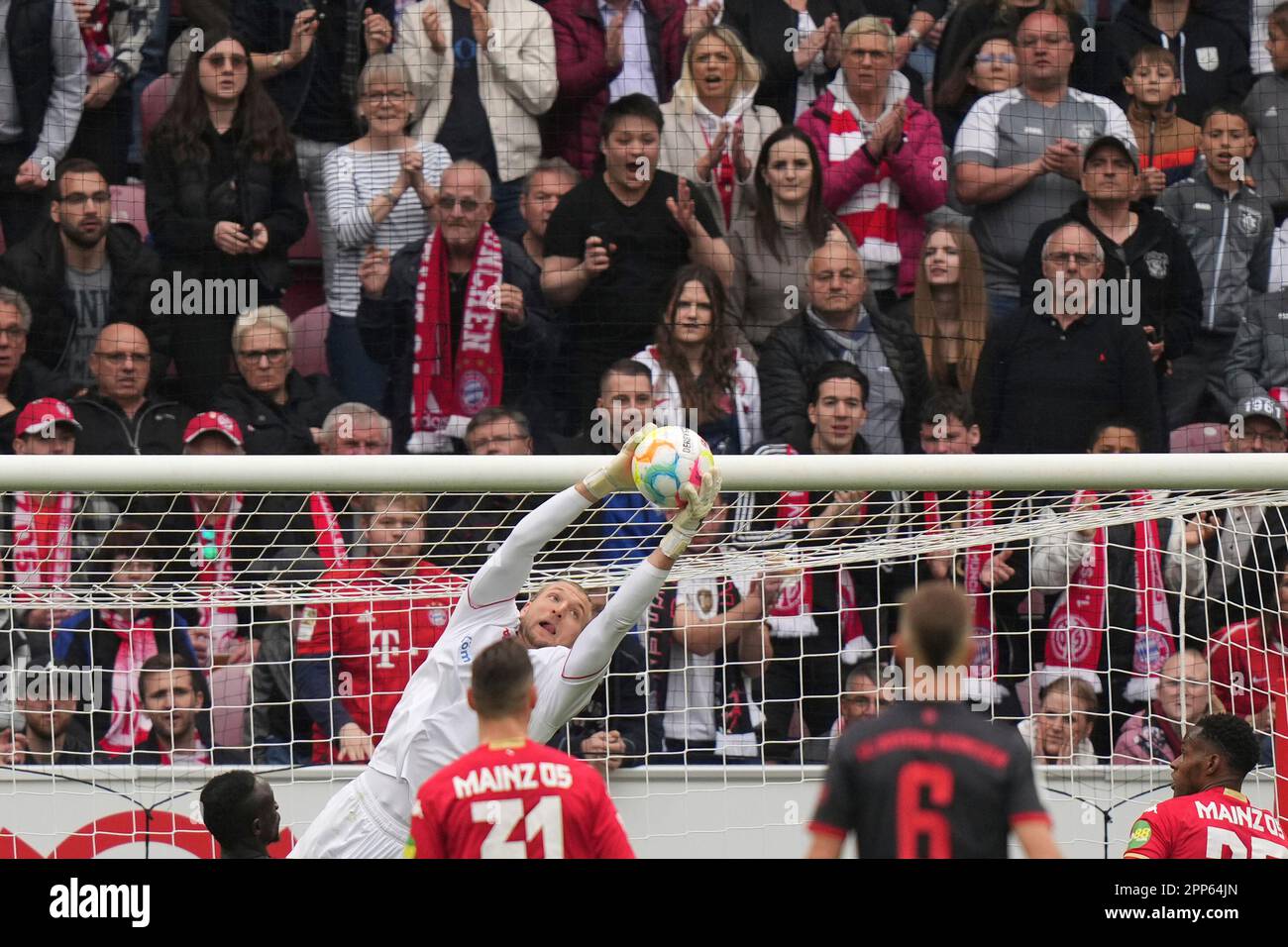 Mainz's goalkeeper Robin Zentner saves a shot during the German Bundesliga soccer match between 1. FSV Mainz 05 and FC Bayern Munich at the Mewa Arena in Mainz, Germany, Saturday, April 22, 2023. (AP Photo/Matthias Schrader) Banque D'Images