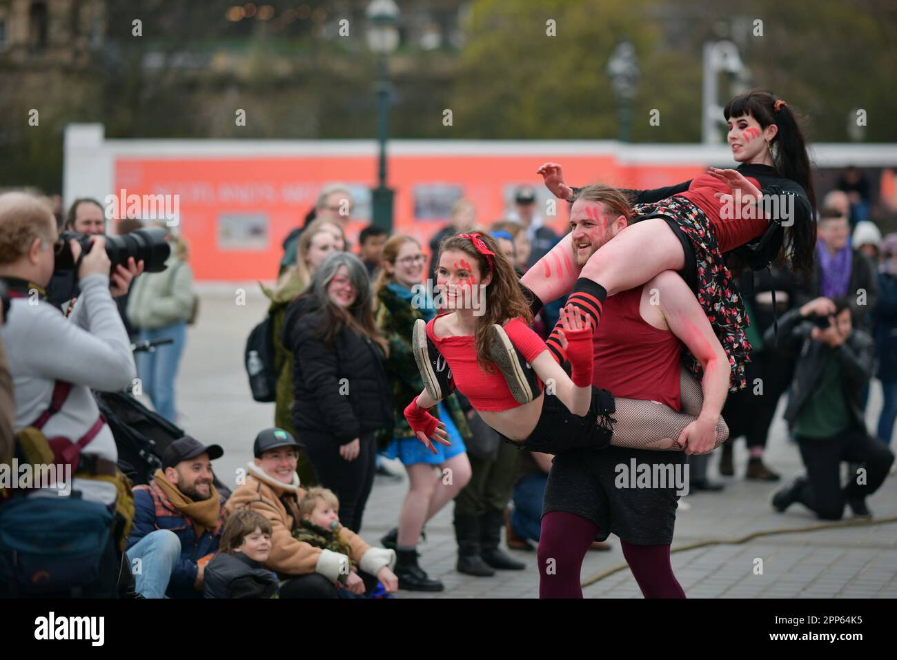 Edinburgh, Écosse, Royaume-Uni, 22 avril 2023. Des artistes du Beltane Fire Festival on the Mound pour divertir la foule et promouvoir le festival qui se déroule sur Calton Hill le 30th avril 2023. credit sst/alamy nouvelles en direct Banque D'Images