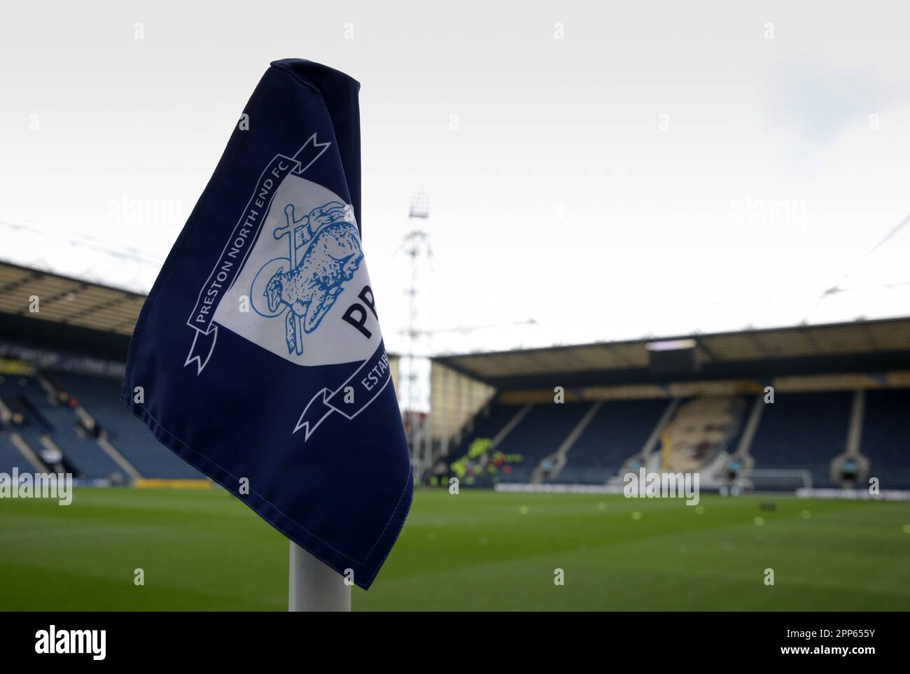 Deepdale, Preston, Royaume-Uni. 22nd avril 2023. Championnat de football, Preston North End versus Blackburn Rovers; Preston North End FC club écusson sur un drapeau de coin crédit: Action plus Sports/Alay Live News Banque D'Images