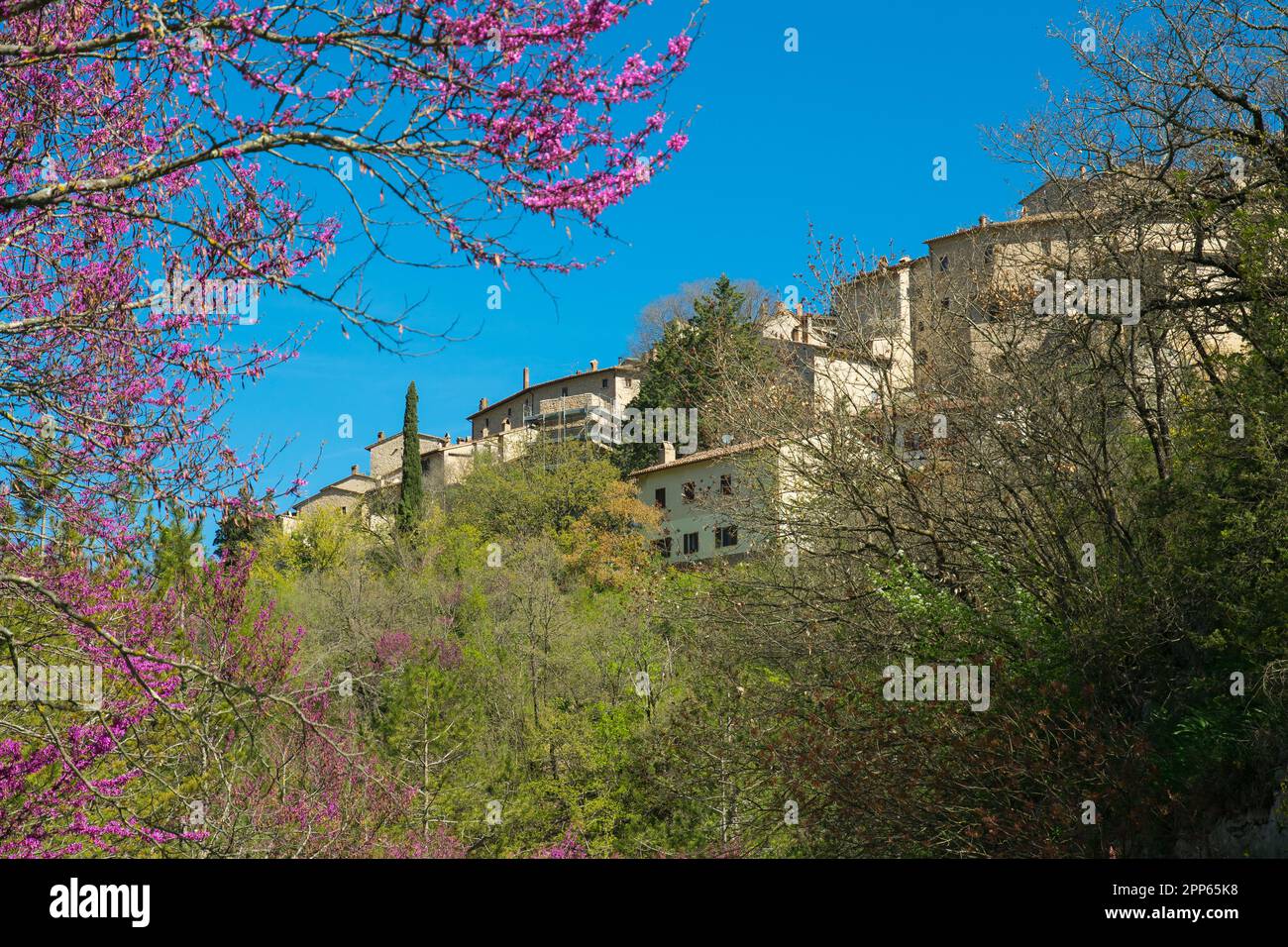 Vue pittoresque du village de montagne Vallo di Nera en Ombrie pendant la saison de printemps en Italie Banque D'Images