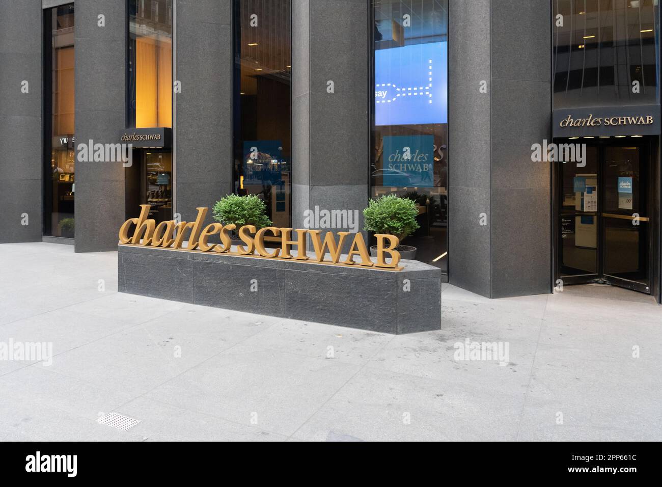 New York City, USA - 18 août 2022 : une enseigne Charles Schwab devant son immeuble de bureaux à New York City, USA. Banque D'Images