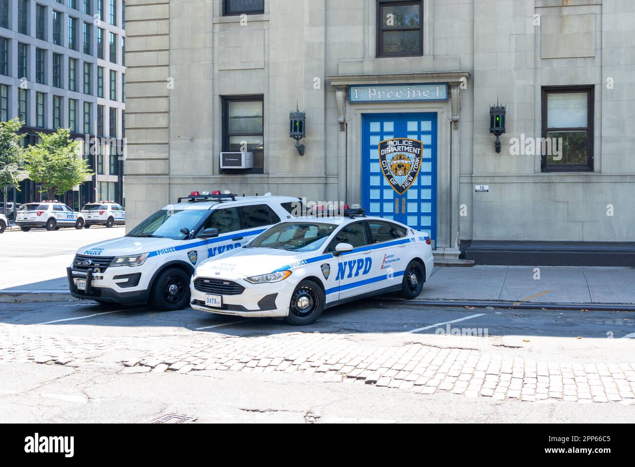 Deux voitures de police dans un poste de police à New York, États-Unis. Banque D'Images