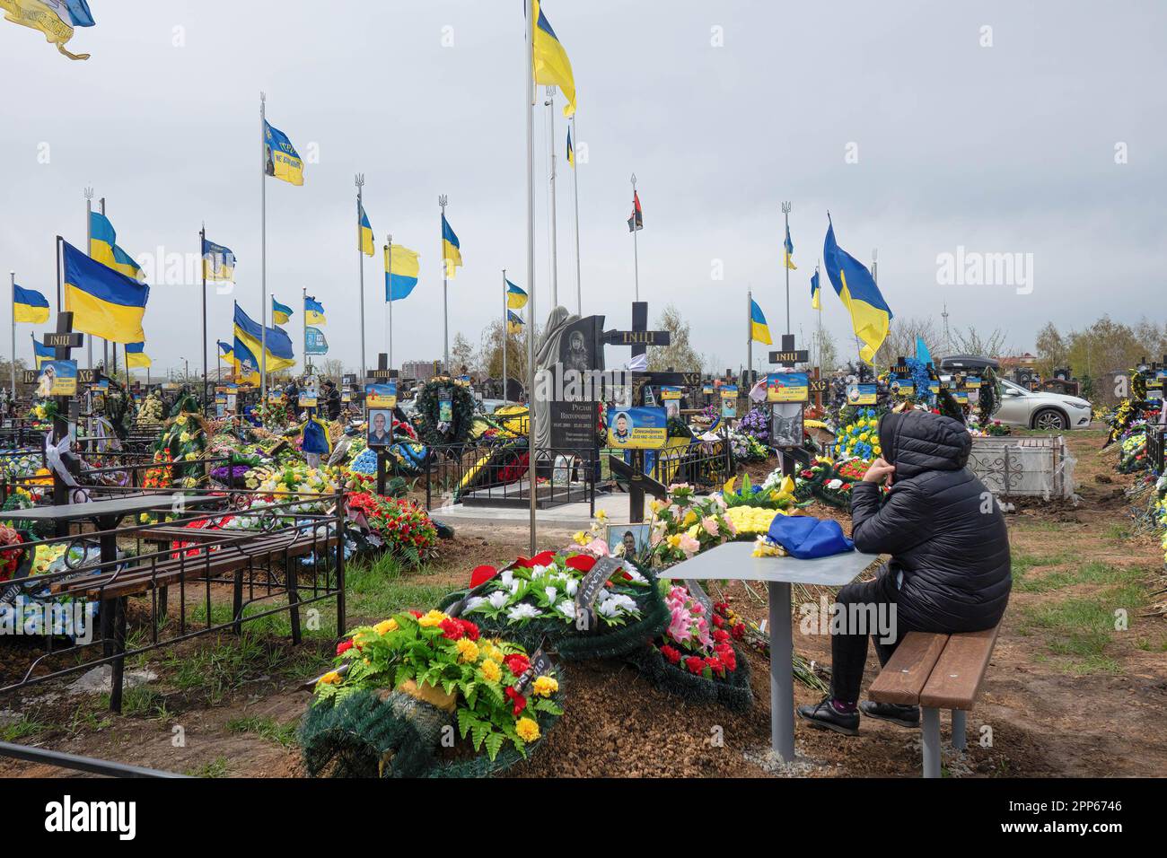 Fleurs et drapeaux ukrainiens vus sur les tombes des soldats et officiers des forces armées d'Ukraine au cimetière occidental à la veille de la Provody (Radonitsa). Provody (Radonitsa) est la deuxième semaine après Pâques, qui dans la tradition ukrainienne est un mémorial pour les parents décédés. La tradition de la Radovnytsia vient de l'époque païenne et est étroitement liée au culte antique des ancêtres. Parmi les anciens Slaves, Radonitsa (ou « joie de vivre ») était probablement le nom donné à tout un cycle de vacances de printemps, le moment de la commémoration des morts. Selon une croyance populaire ancienne, th Banque D'Images