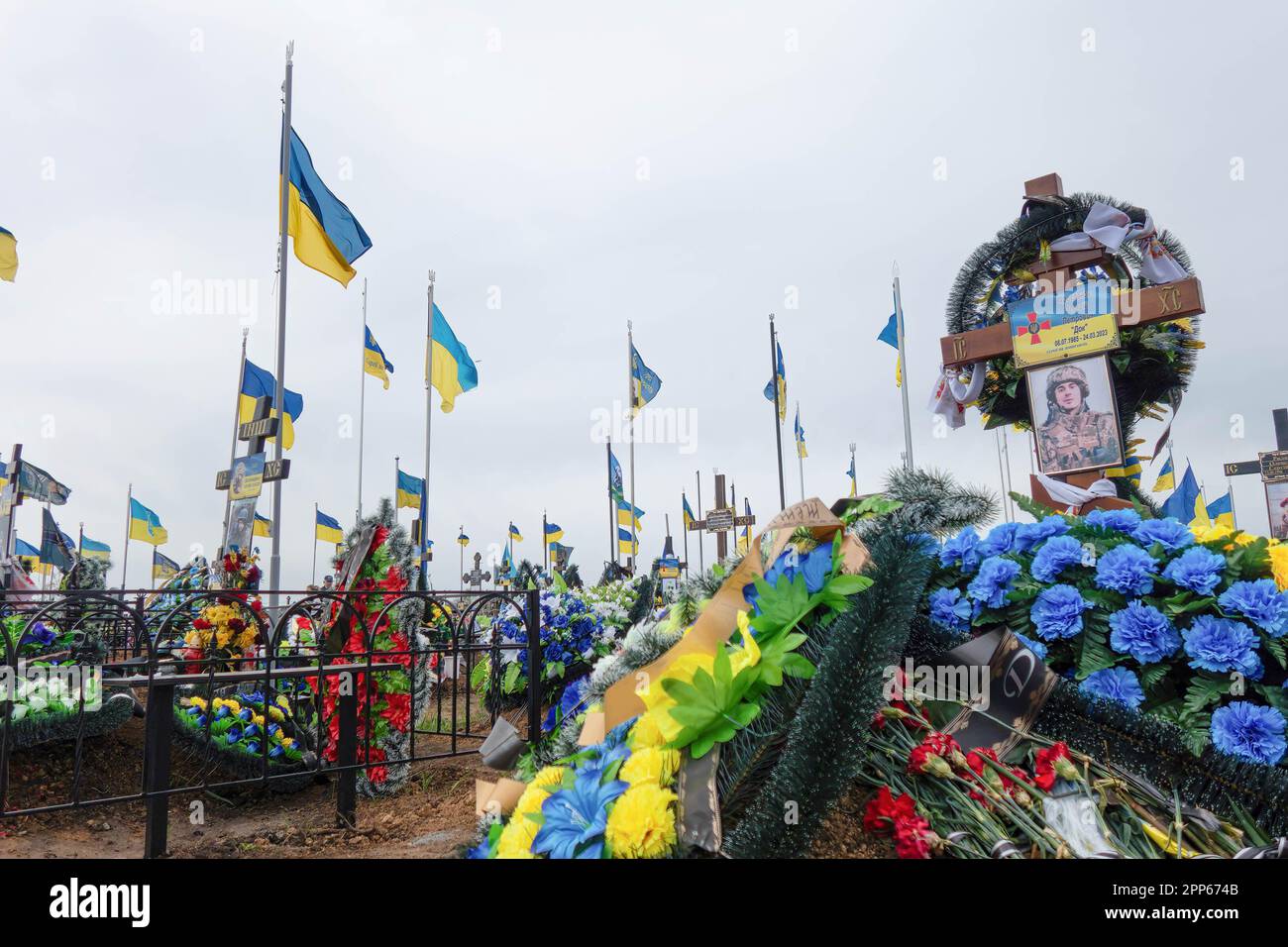 Fleurs et drapeaux ukrainiens vus sur les tombes des soldats et officiers des forces armées d'Ukraine au cimetière occidental à la veille de la Provody (Radonitsa). Provody (Radonitsa) est la deuxième semaine après Pâques, qui dans la tradition ukrainienne est un mémorial pour les parents décédés. La tradition de la Radovnytsia vient de l'époque païenne et est étroitement liée au culte antique des ancêtres. Parmi les anciens Slaves, Radonitsa (ou « joie de vivre ») était probablement le nom donné à tout un cycle de vacances de printemps, le moment de la commémoration des morts. Selon une croyance populaire ancienne, th Banque D'Images