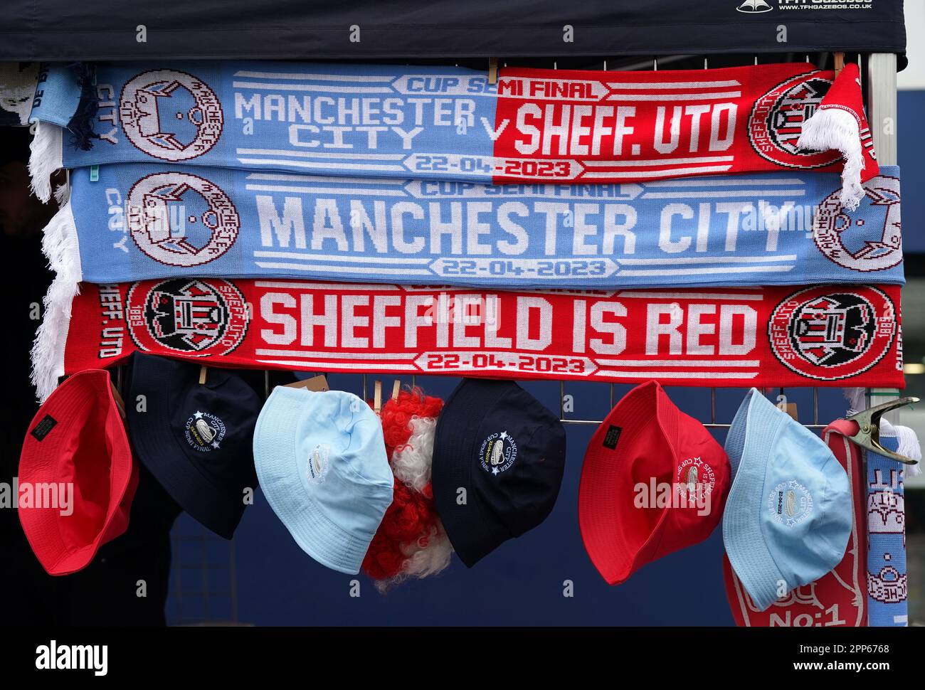 Foulards à vendre à l'extérieur avant le match de demi-finale de la coupe Emirates FA au stade Wembley, Londres. Date de la photo: Samedi 22 avril 2023. Banque D'Images