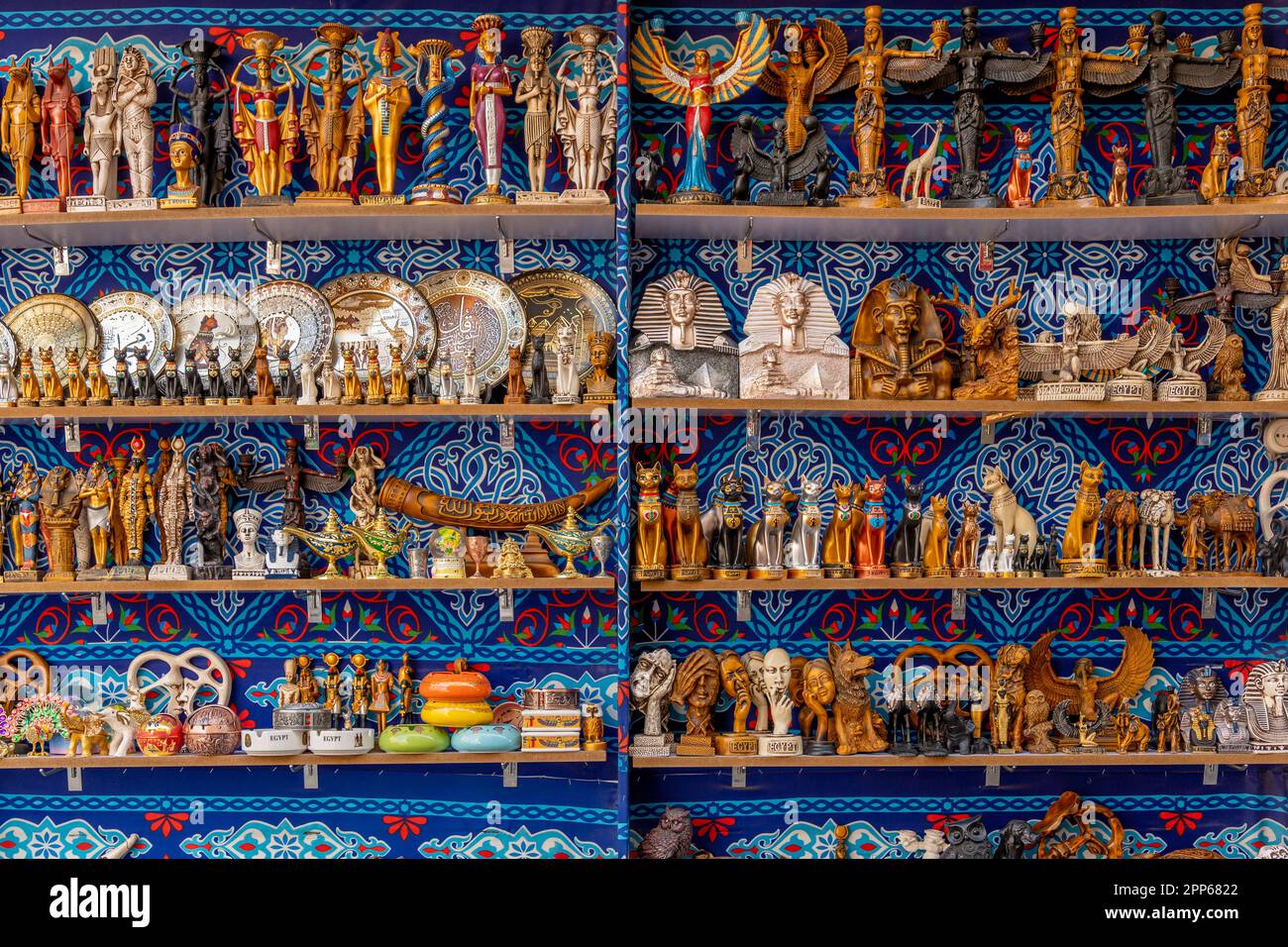 Différents souvenirs égyptiens sur les étagères. Banque D'Images