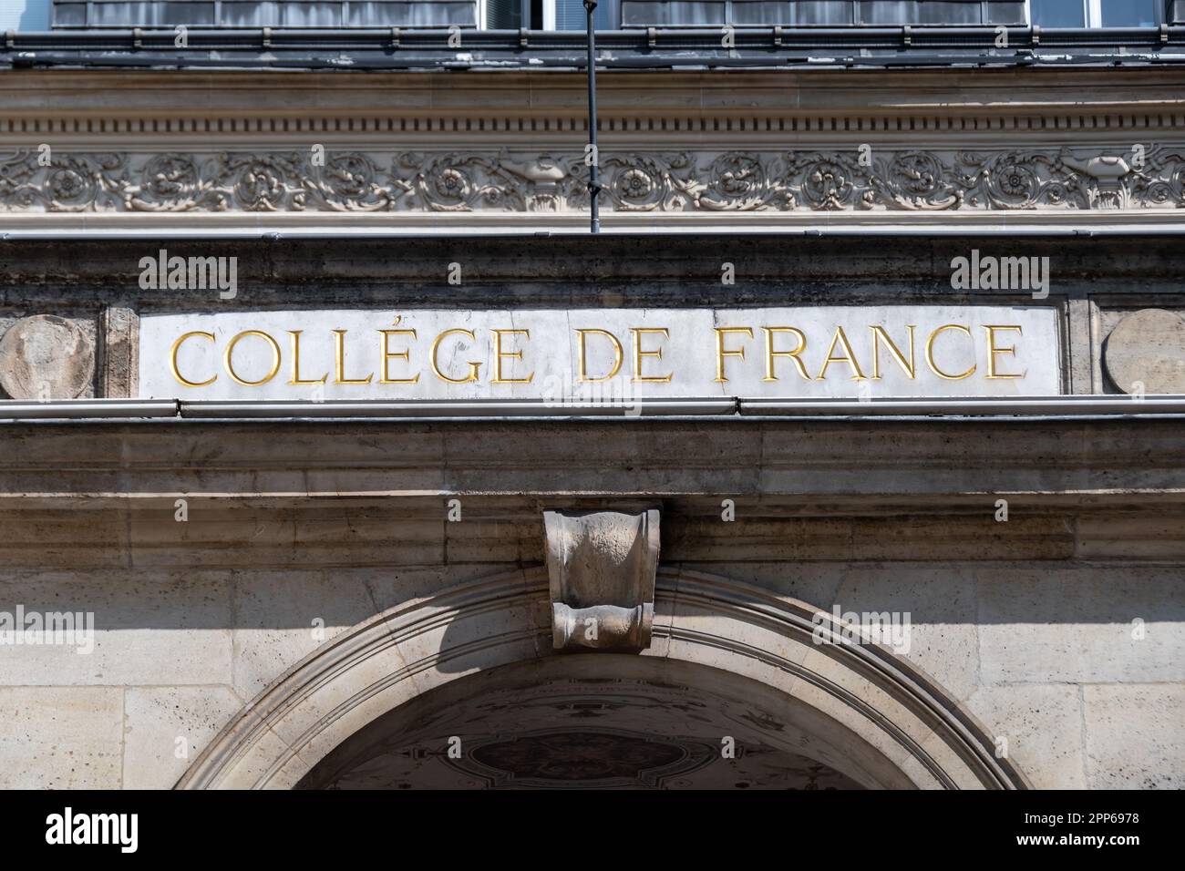 Signe du Collège de France, un prestigieux établissement d'enseignement et de recherche fondé en 1530 et situé dans le quartier Latin de Paris, France Banque D'Images