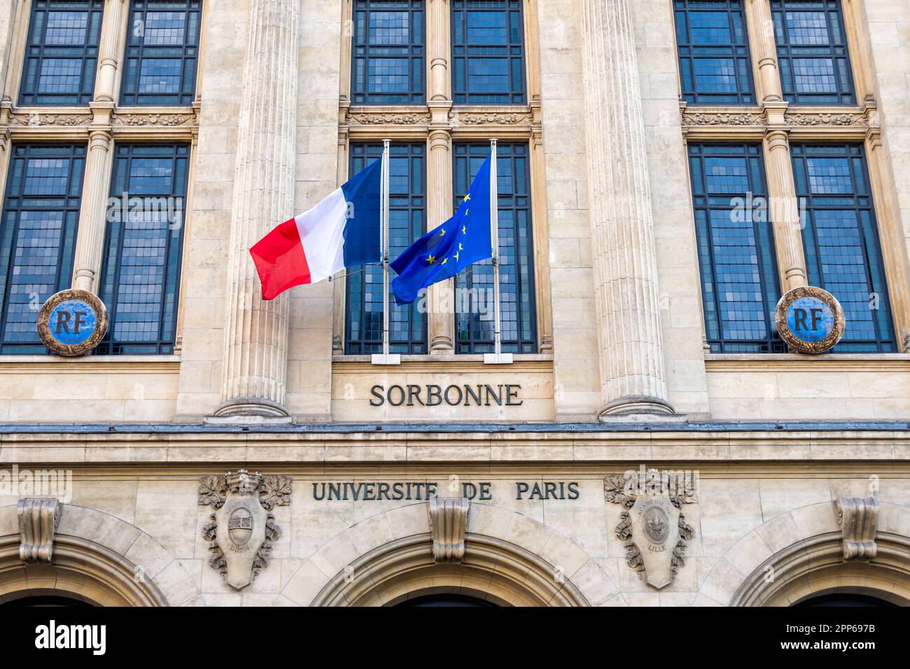 Vue extérieure de la façade de la Sorbonne, célèbre université française située rue des Ecoles à