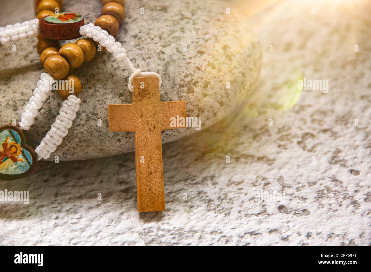 Lumière vive qui brille sur le Saint Rosaire. Christianisme et concept religieux. Banque D'Images