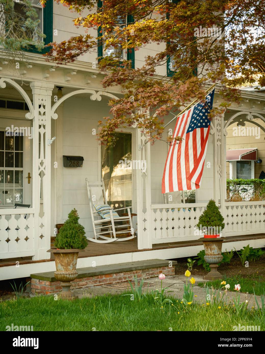 Maison avec drapeau américain sur main Street, Nelsonville, New York Banque D'Images