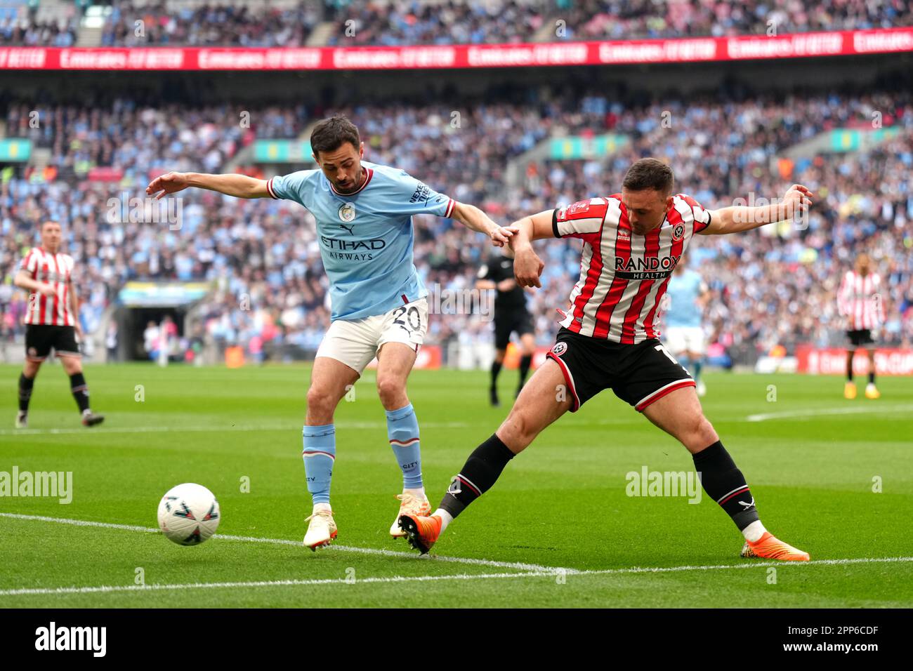 Bernardo Silva de Manchester City (à gauche) et Jack Robinson de Sheffield United se battent pour le ballon lors du match de demi-finale de la coupe Emirates FA au stade Wembley, Londres. Date de la photo: Samedi 22 avril 2023. Banque D'Images