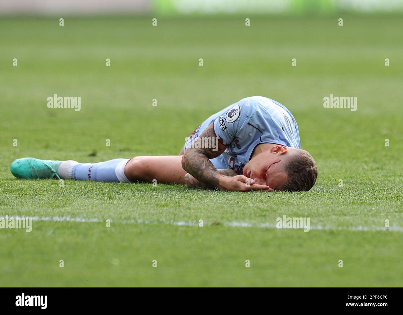 Londres, Royaume-Uni. 22nd avril 2023 ; Gtech Community Stadium, Brentford, Londres, Angleterre ; Premier League football, Brentford versus Aston Villa ; Lucas digne d'Aston Villa couvercle droit est coupé après un gros coup de Bryan Mbeumo de Brentford Credit: Action plus Sports Images/Alay Live News Banque D'Images