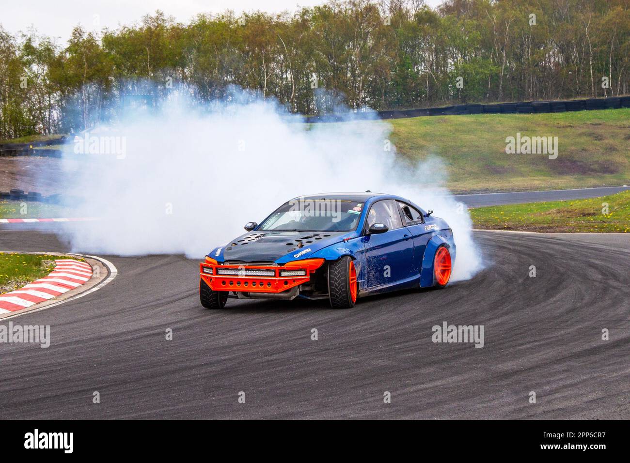BM E12 modifié avec un moteur Chevrolet à Three Sisters Race circuit Drift Day de sports mécaniques, le caoutchouc brûlant et les pneus hurlant à Wigan, Lancashire Royaume-Uni Banque D'Images