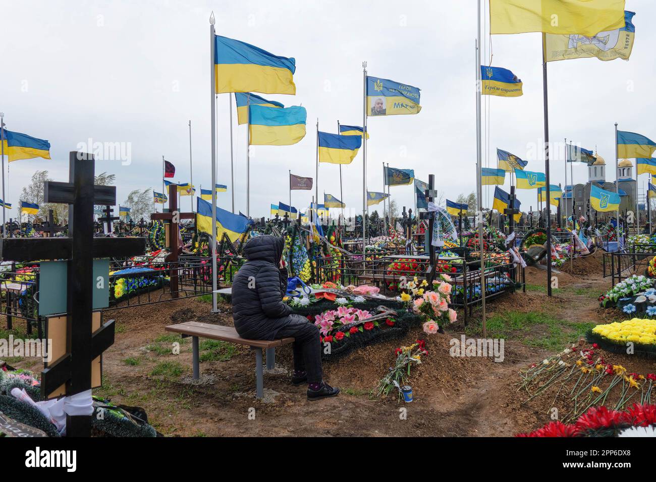 Fleurs et drapeaux ukrainiens vus sur les tombes des soldats et officiers des forces armées d'Ukraine au cimetière occidental à la veille de la Provody (Radonitsa). Provody (Radonitsa) est la deuxième semaine après Pâques, qui dans la tradition ukrainienne est un mémorial pour les parents décédés. La tradition de la Radovnytsia vient de l'époque païenne et est étroitement liée au culte antique des ancêtres. Parmi les anciens Slaves, Radonitsa (ou « joie de vivre ») était probablement le nom donné à tout un cycle de vacances de printemps, le moment de la commémoration des morts. Selon une croyance populaire ancienne, th Banque D'Images