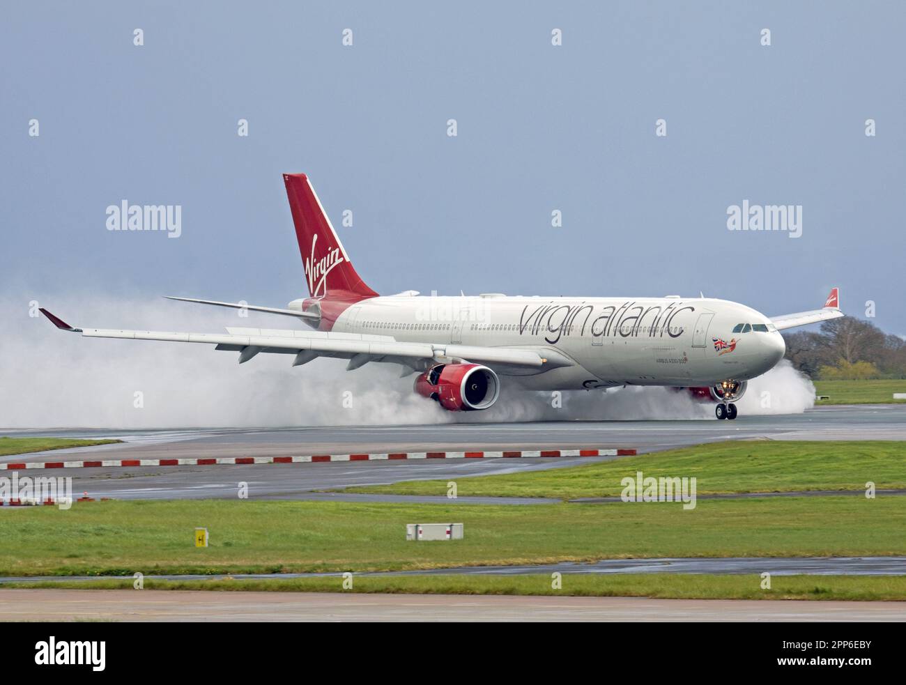 « Uptown Girl », G-VNYC, Virgin Atlantic Airways, Airbus A330-343 arrive à l'aéroport de Manchester Banque D'Images