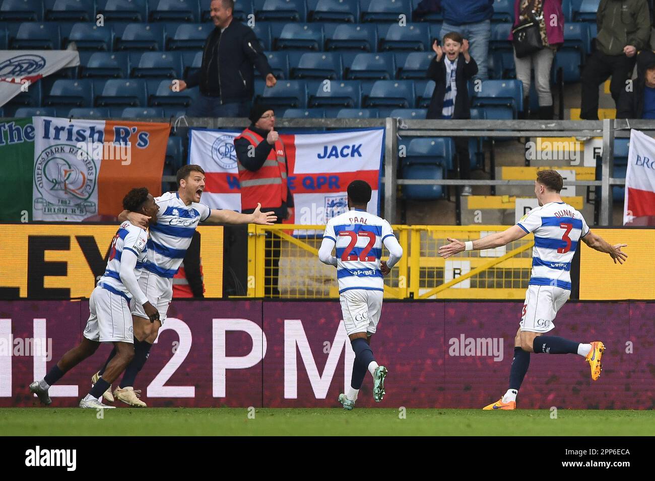 Burnley, Royaume-Uni. 22nd avril 2023. Chris Martin, de Queens Park Rangers, célèbre le but gagnant avec une affiche supérieure (1-2) lors du match du championnat Sky Bet à Turf Moor, Burnley. Crédit photo à lire: Gary Oakley/Sportimage crédit: Sportimage Ltd/Alay Live News Banque D'Images