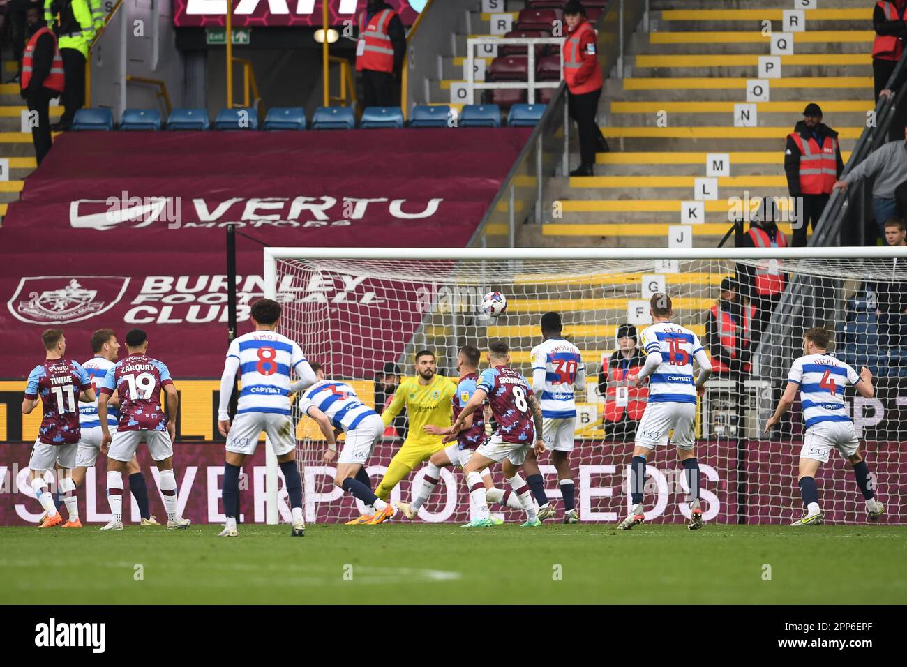 Burnley, Royaume-Uni. 22nd avril 2023. Chris Martin, de Queens Park Rangers, marque le but gagnant avec un cueilleur (1-2) lors du match du championnat Sky Bet à Turf Moor, Burnley. Crédit photo à lire: Gary Oakley/Sportimage crédit: Sportimage Ltd/Alay Live News Banque D'Images