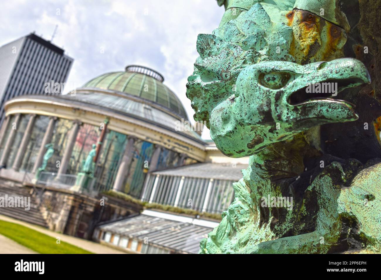 BRUXELLES, BELGIQUE - 3 JANVIER 2016 : jardin botanique de Bruxelles avec ses vieilles sculptures en bronze et sa rotonde. Banque D'Images