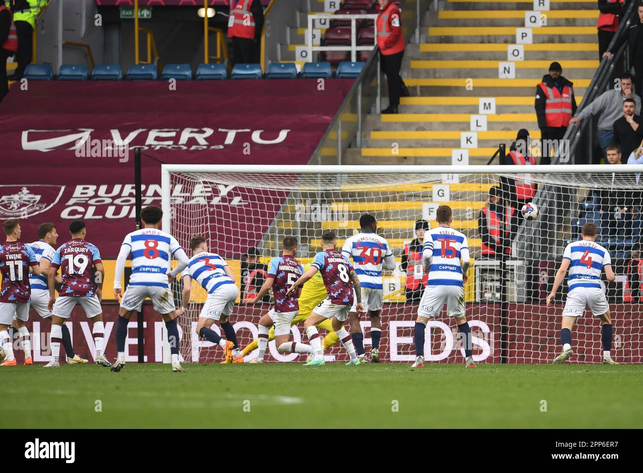 Burnley, Royaume-Uni. 22nd avril 2023. Chris Martin, de Queens Park Rangers, marque le but gagnant avec un cueilleur (1-2) lors du match du championnat Sky Bet à Turf Moor, Burnley. Crédit photo à lire: Gary Oakley/Sportimage crédit: Sportimage Ltd/Alay Live News Banque D'Images