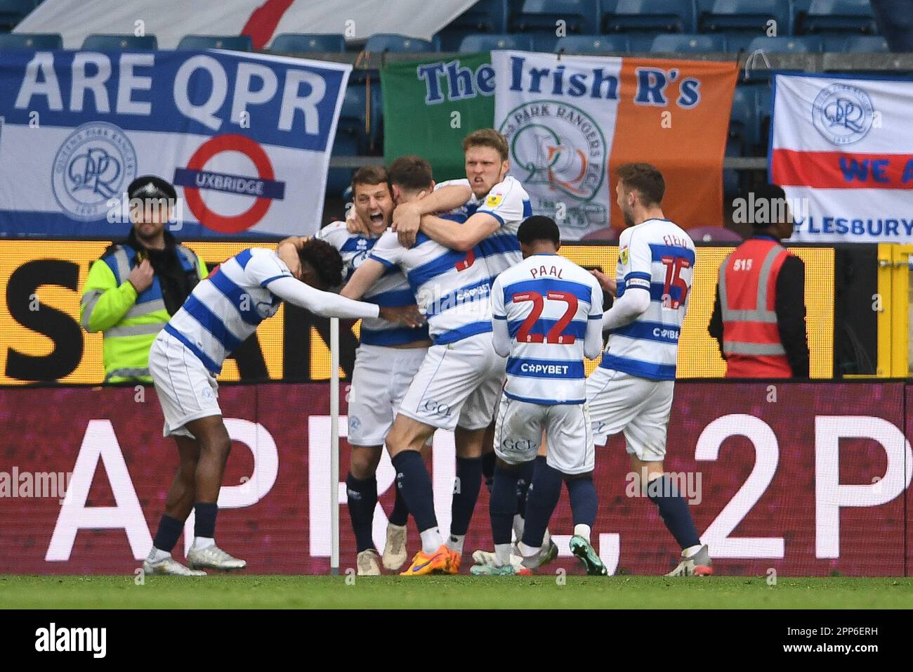 Burnley, Royaume-Uni. 22nd avril 2023. Chris Martin, de Queens Park Rangers, célèbre le but gagnant avec une affiche supérieure (1-2) lors du match du championnat Sky Bet à Turf Moor, Burnley. Crédit photo à lire: Gary Oakley/Sportimage crédit: Sportimage Ltd/Alay Live News Banque D'Images