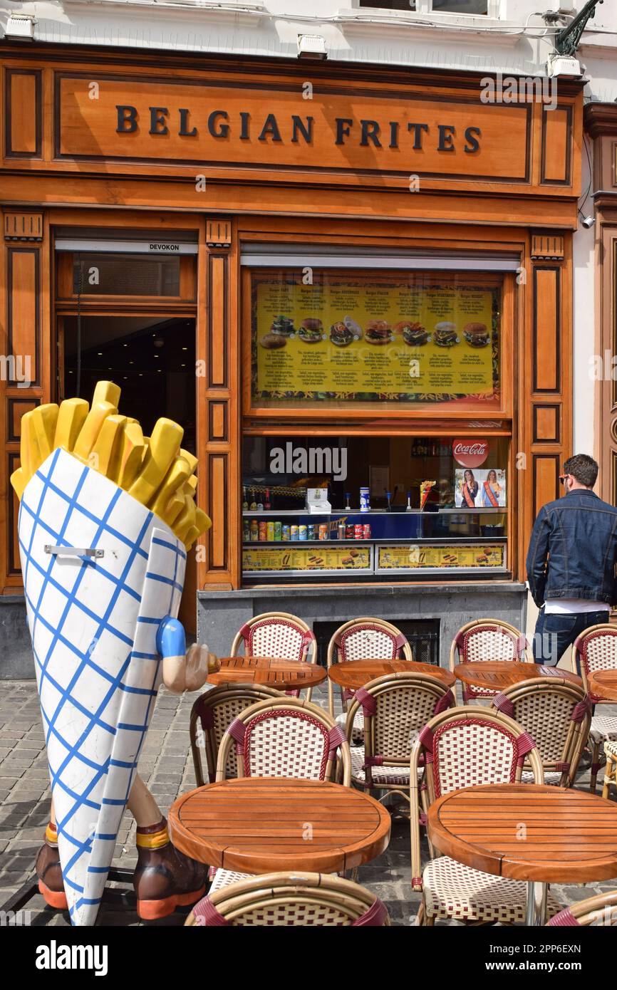 BRUXELLES, BELGIQUE - 21 MAI 2016 : restauration rapide à Bruxelles, vendant des frites belges. Banque D'Images