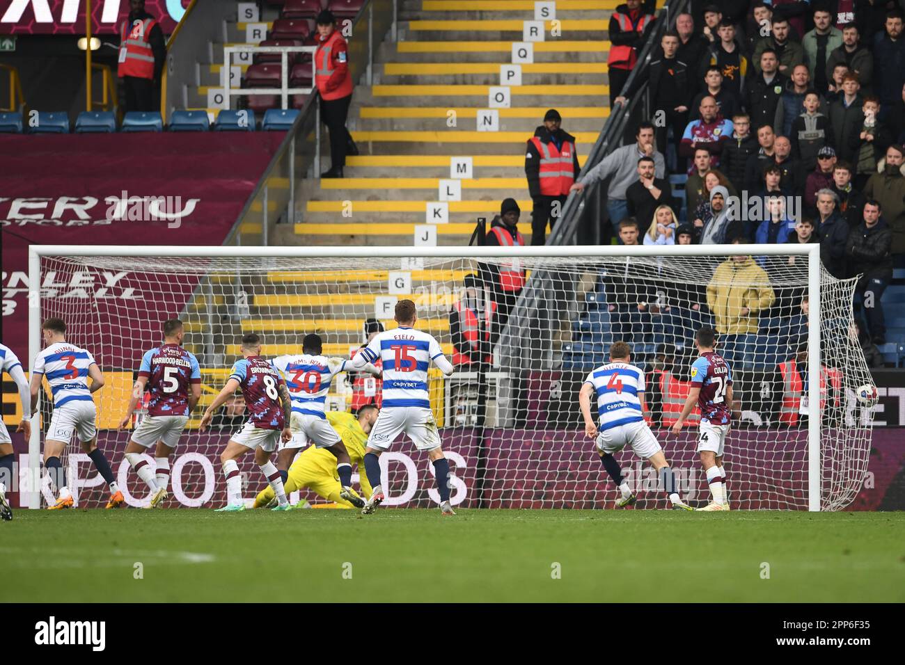 Burnley, Royaume-Uni. 22nd avril 2023. Chris Martin, de Queens Park Rangers, marque le but gagnant avec un cueilleur (1-2) lors du match du championnat Sky Bet à Turf Moor, Burnley. Crédit photo à lire: Gary Oakley/Sportimage crédit: Sportimage Ltd/Alay Live News Banque D'Images