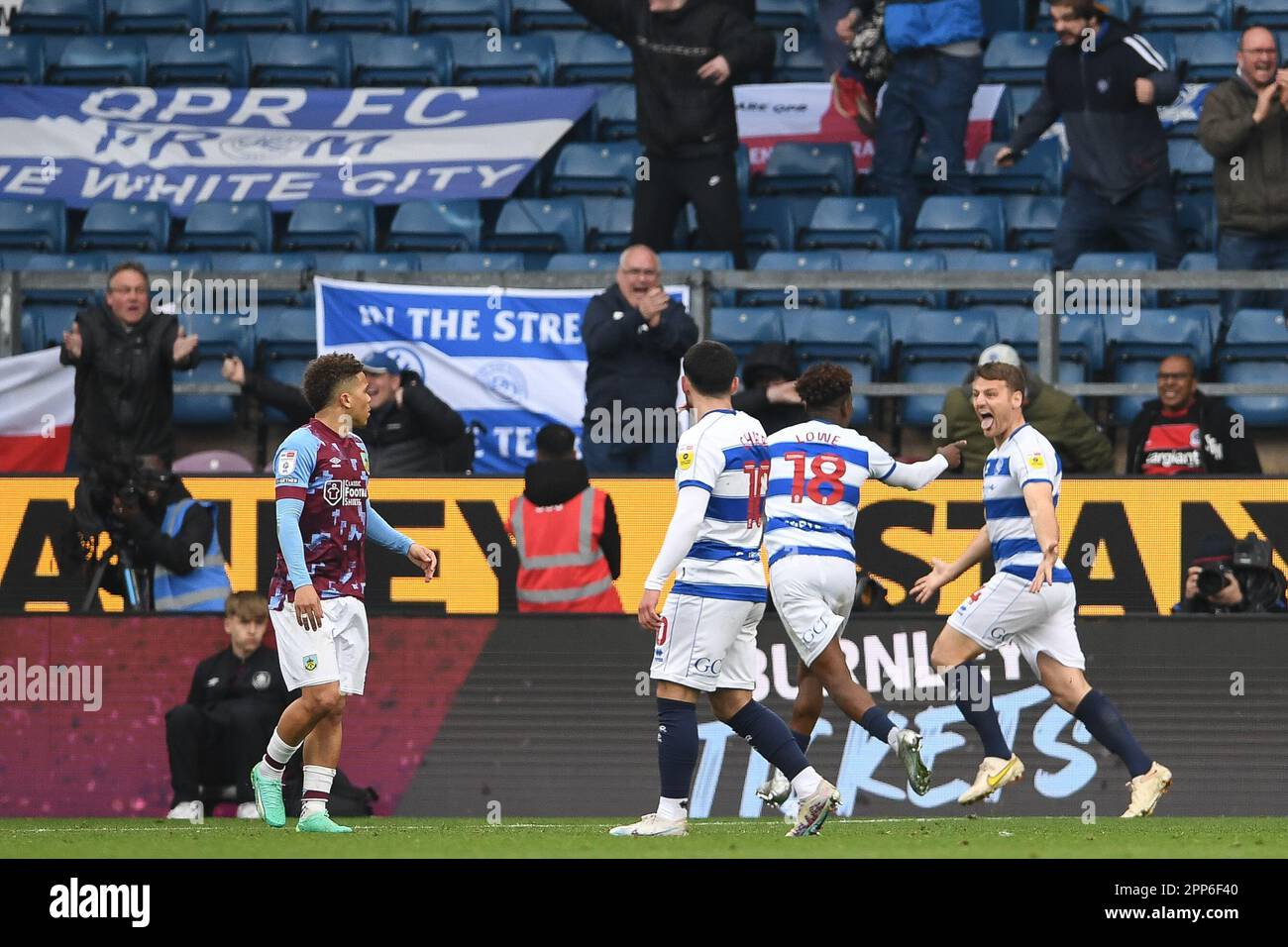 Burnley, Royaume-Uni. 22nd avril 2023. Chris Martin, de Queens Park Rangers, célèbre le but gagnant avec une affiche supérieure (1-2) lors du match du championnat Sky Bet à Turf Moor, Burnley. Crédit photo à lire: Gary Oakley/Sportimage crédit: Sportimage Ltd/Alay Live News Banque D'Images