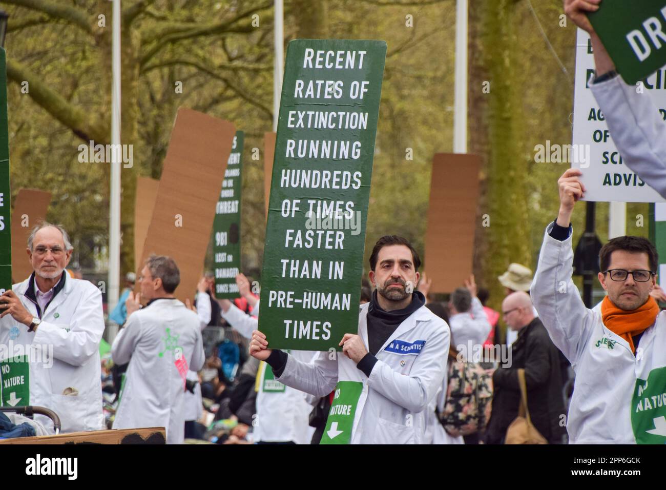 Londres, Royaume-Uni. 22nd avril 2023. Des scientifiques montrent des signes alors que des milliers de personnes manifestent contre la destruction de la nature, la perte de biodiversité et le changement climatique le jour de la Terre et le deuxième jour de la manifestation de quatre jours organisée par la rébellion des extinction et de nombreux autres groupes. Credit: Vuk Valcic/Alamy Live News Banque D'Images