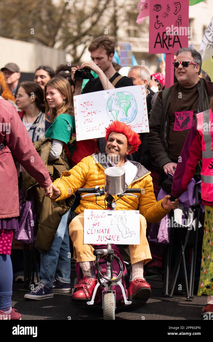 Londres, Royaume-Uni . 22nd avril 2023. Enseigne le changement climatique bannière à extinction rébellion, le Big One, jour 2 ,( samedi). Il a participé à la « Grande Marche pour la biodiversité » qui s'est terminée par une « mort ». Des membres de la Brigade "Red Rebel" et "Green Spirit" étaient présents, Londres Royaume-Uni image garyroberts/worldwidefeatures.com Credit: GaryRobertschography/Alay Live News Credit: GaryRobertschography/Alay Live News Banque D'Images