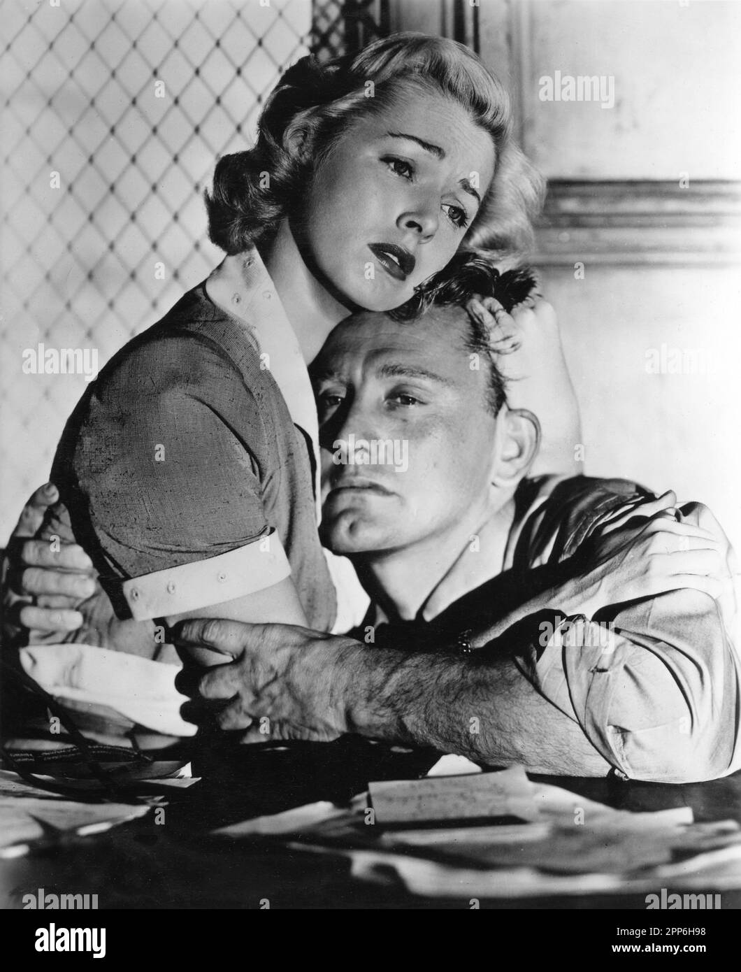 ELEANOR PARKER et KIRK DOUGLAS dans DETECTIVE STORY 1951 réalisateur / producteur WILLIAM WYLER basé sur le jeu d'écran de Sidney Kingsley Philip Yordan et Robert Wyler costumes Edith Head Paramount Pictures Banque D'Images