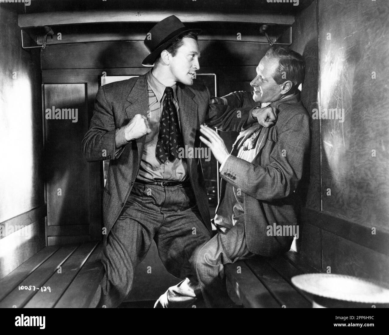 KIRK DOUGLAS et GEORGE MACREADY dans DETECTIVE STORY 1951 réalisateur / producteur WILLIAM WYLER basé sur le jeu d'écran de Sidney Kingsley Philip Yordan et Robert Wyler costumes Edith Head Paramount Pictures Banque D'Images