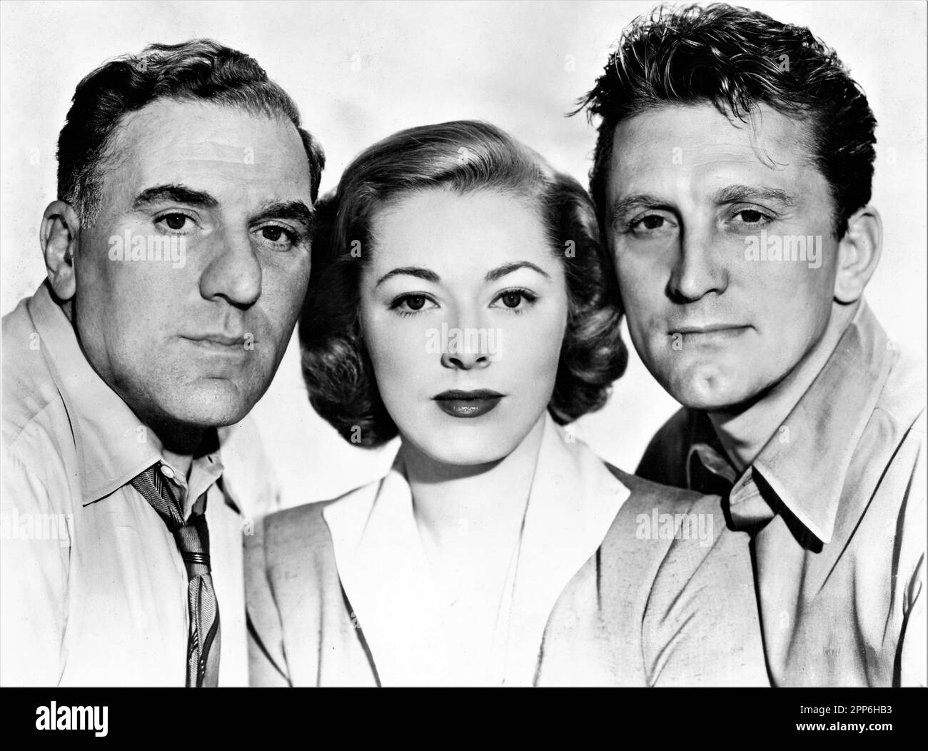 WILLIAM BENDIX ELEANOR PARKER et KIRK DOUGLAS Publicité Portrait en HISTOIRE DE DÉTECTIVE 1951 réalisateur / producteur WILLIAM WYLER basé sur la pièce de Sidney Kingsley scénario Philip Yordan et Robert Wyler costumes Edith Head Paramount Pictures Banque D'Images