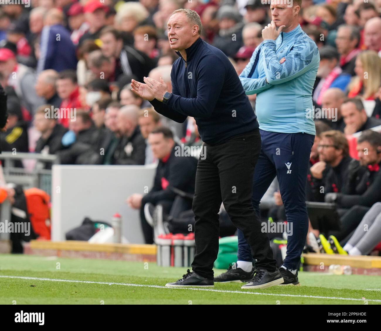 Steve Cooper, directeur de Nottingham Forest, crie des instructions lors du match de la Premier League Liverpool contre Nottingham Forest à Anfield, Liverpool, Royaume-Uni, 22nd avril 2023 (photo de Steve Flynn/News Images) Banque D'Images