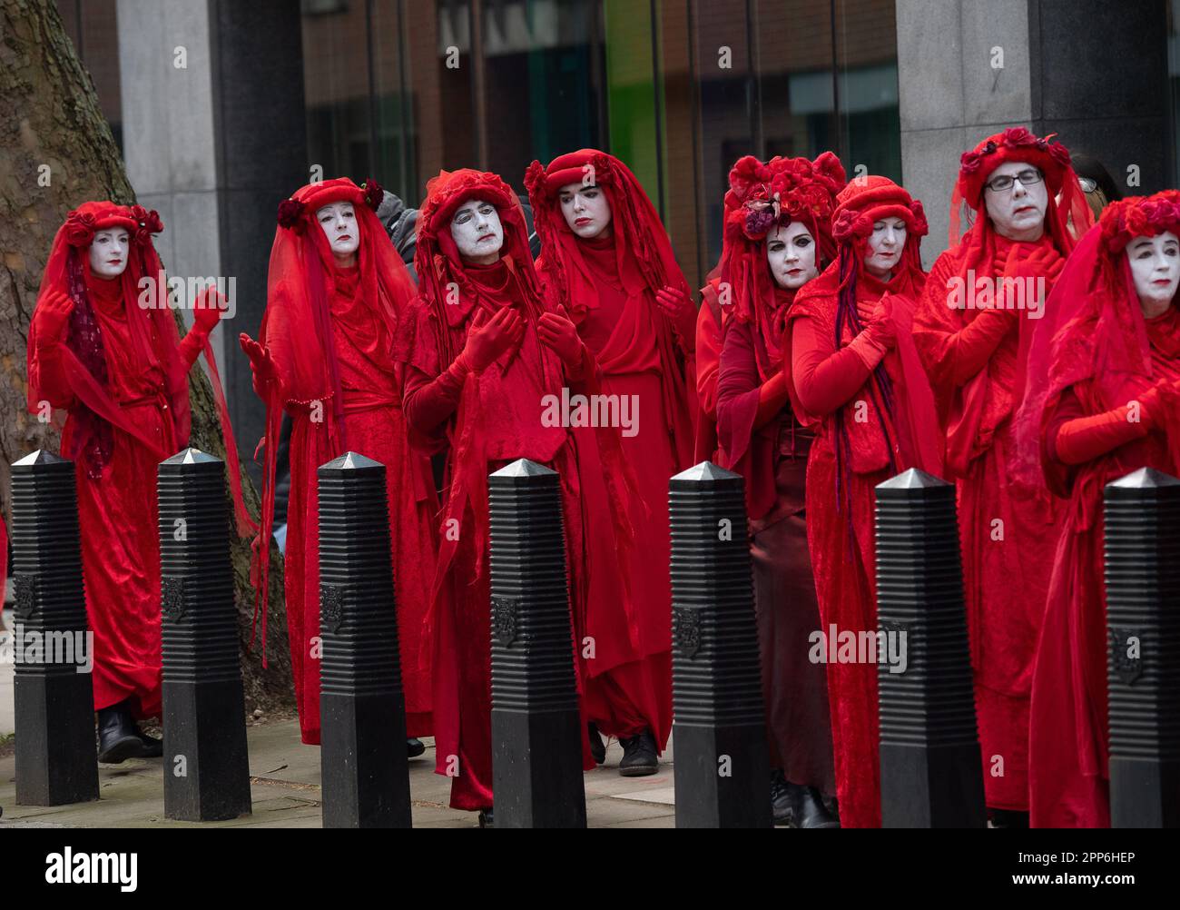 Westminster, Londres, Royaume-Uni. 22nd avril 2023. Les rebelles rouges ont marché silencieusement vêtus de rouge avec des visages blancs fantomatiques pour attirer l'attention sur le changement climatique. Des milliers de rebelles de la rébellion en voie d'extinction se trouvaient aujourd'hui à Westminster, à Londres, le deuxième jour du Big One, Unite to survive à l'action. Il y a eu une énorme marche sur la biodiversité dans les rues de Westminster. XR demande au gouvernement de prendre des mesures contre la crise climatique et pour qu'il n'y ait pas de nouveaux combustibles fossiles. Crédit : Maureen McLean/Alay Live News Banque D'Images