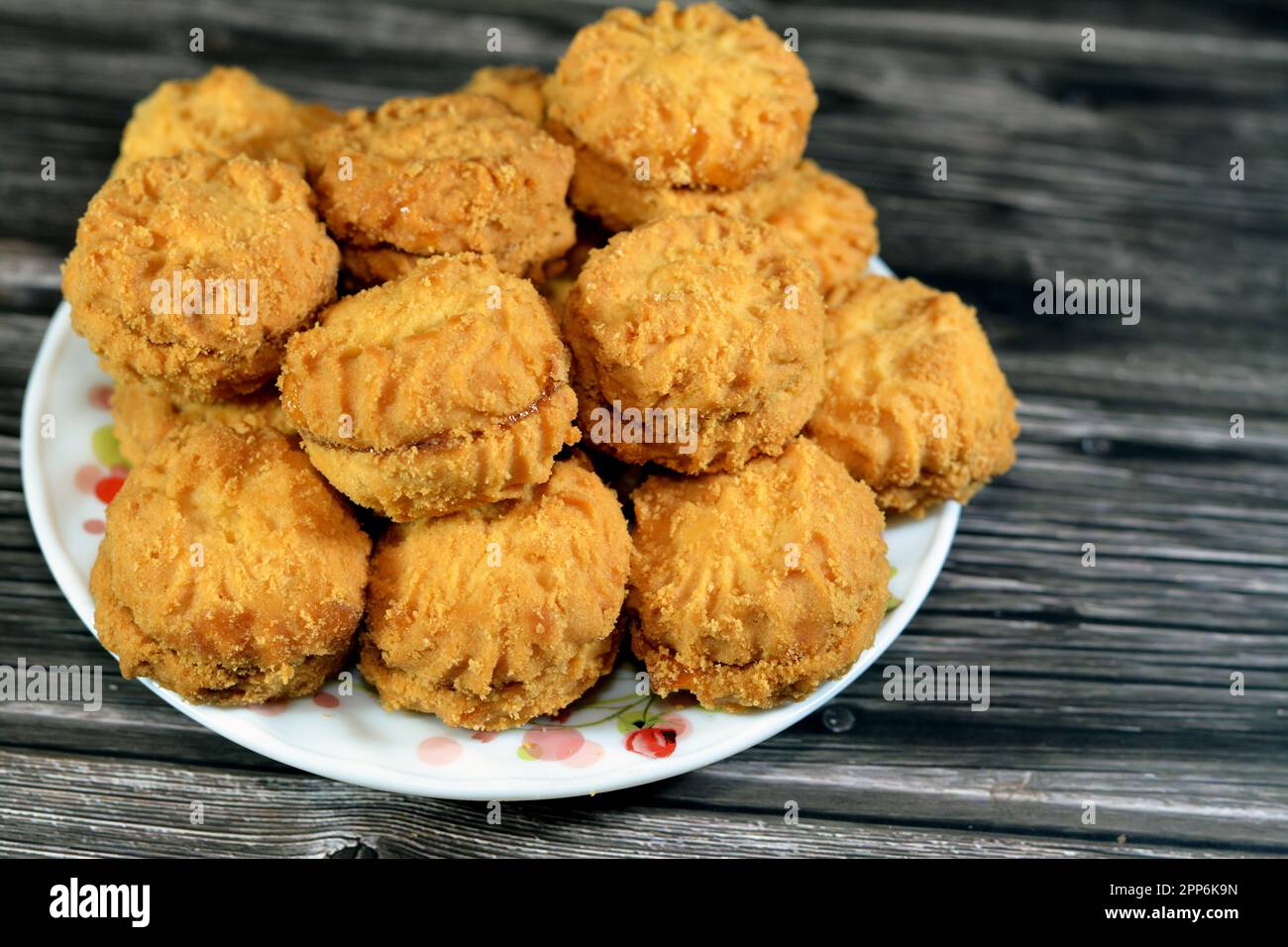 Une pile de biscuits arabes traditionnels pour la célébration des fêtes  islamiques de El-Fitr festin, petit four boulangerie (mignardises) farcie  de confiture, un petit b Photo Stock - Alamy