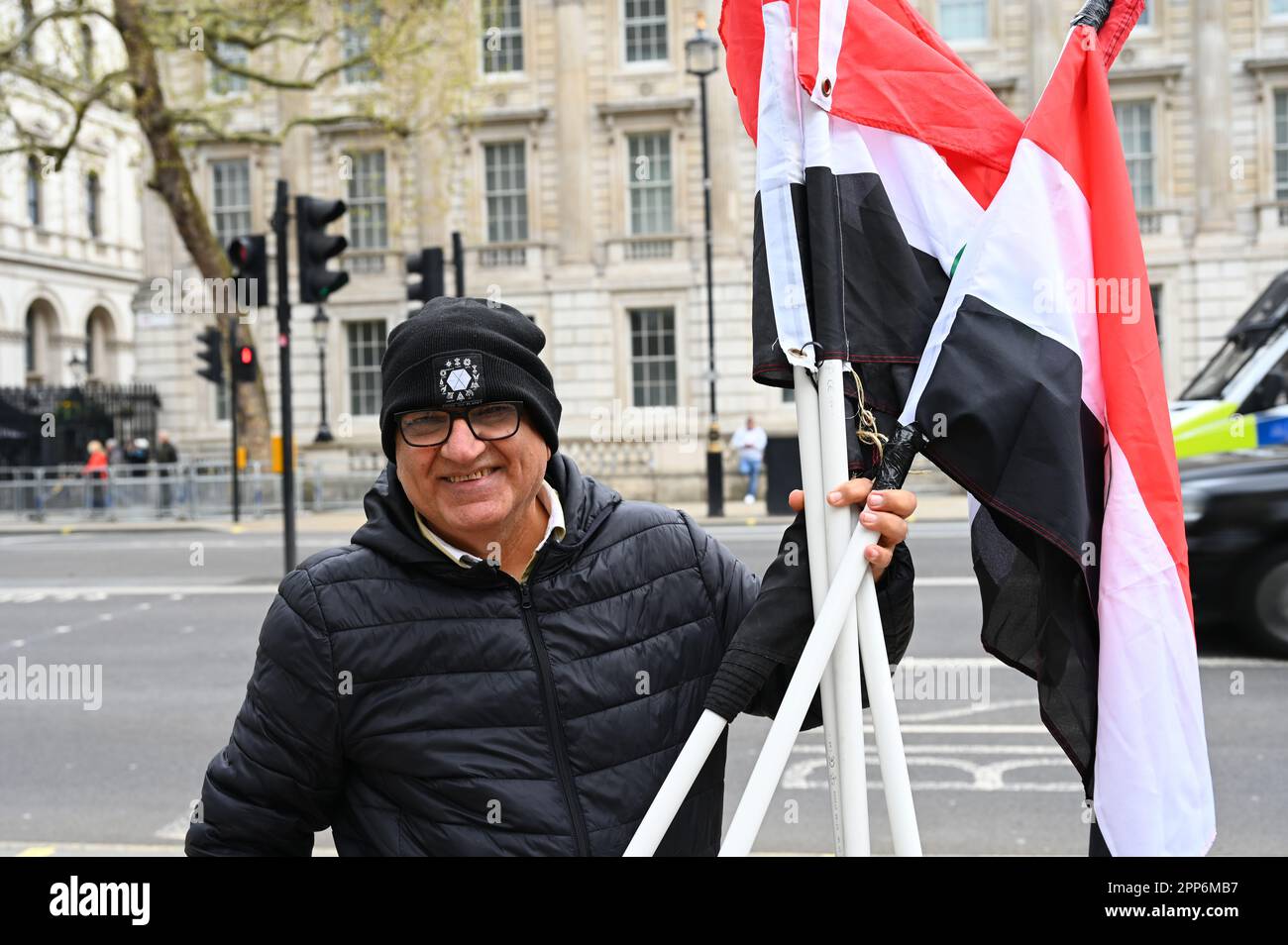 Downing Street, Londres, Royaume-Uni. 22 avril 2023. Protestation pour l'indépendance de l'Azerbaïdjan. Certains parlent de l'Azerbaïdjan iranien comme de l'Azerbaïdjan du sud (ou du sud). L'empire britannique est tombé avant de partir, la méchanceté britannique est de diviser l'Azerbaïdjan et tous les empires britanniques officiels. Le bain de sang britannique sanglant coule tout au long de la journée, aujourd'hui, les personnes divisées se battent encore et se tuent. Crédit : voir Li/Picture Capital/Alamy Live News Banque D'Images