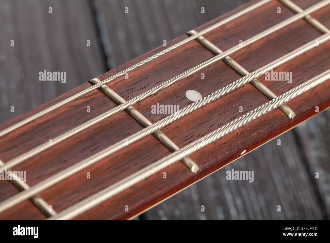 guitare basse sur fond de bois Banque D'Images