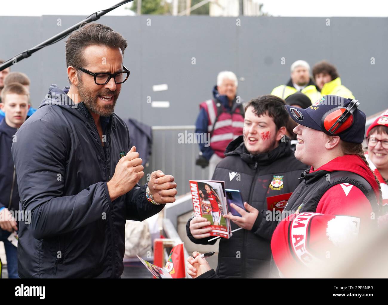 Ryan Reynolds, co-propriétaire de Wrexham, salue les fans avant le match de la Vanarama National League au champ de courses de Wrexham. Date de la photo: Samedi 22 avril 2023. Banque D'Images