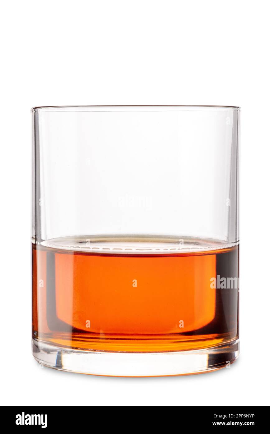 Verre de whisky ou de whisky ou de bourbon isolé sur blanc avec passe-cheveux inclus Banque D'Images