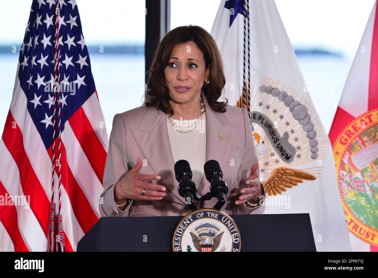 Key Biscayne, Floride, États-Unis. 21st avril 2023. LE vice-président AMÉRICAIN Kamala Harris fait des remarques sur les efforts déployés par l'administration pour lutter contre la crise climatique et renforcer la résilience de la communauté contre les conditions météorologiques extrêmes en annonçant $562 millions d'euros pour aider à protéger les communautés contre les impacts sur le changement climatique à la Rosenstiel School of Marine, Atmospheric, de l'Université de Miami Et le Centre des sciences de la Terre sur 21 avril 2023 à Key Biscayne, en Floride. Crédit : Mpi10/Media Punch/Alamy Live News Banque D'Images