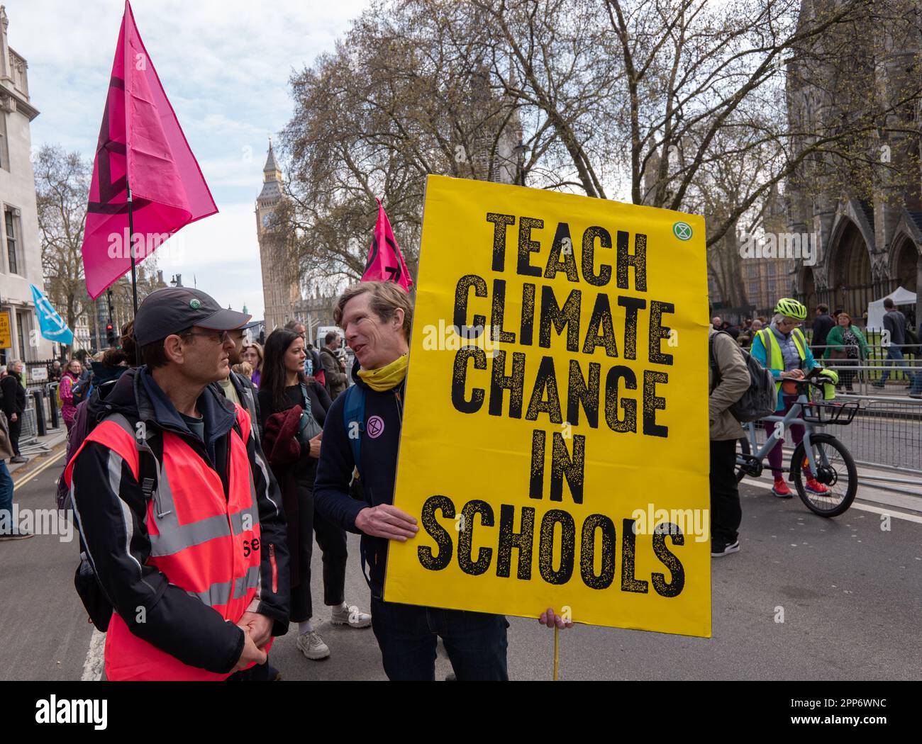 Londres, Royaume-Uni . 22nd avril 2023. Enseigne le changement climatique bannière à extinction rébellion, le Big One, jour 2 ,( samedi). Il a participé à la « Grande Marche pour la biodiversité » qui s'est terminée par une « mort ». Des membres de la Brigade "Red Rebel" et "Green Spirit" étaient présents, Londres Royaume-Uni image garyroberts/worldwidefeatures.com Credit: GaryRobertschography/Alay Live News Credit: GaryRobertschography/Alay Live News Banque D'Images
