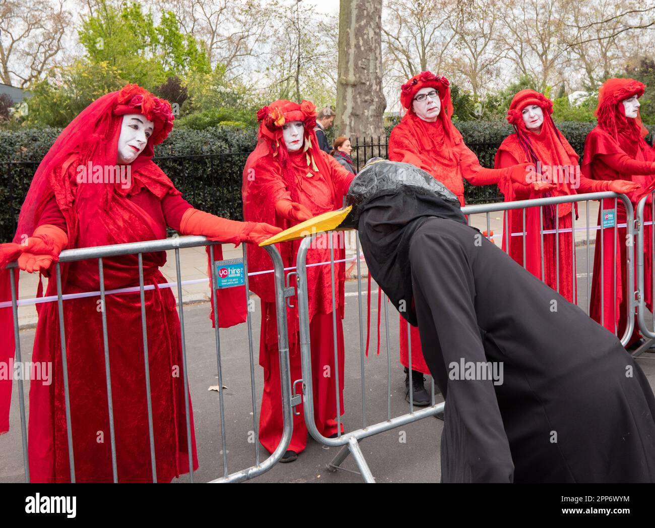 Londres, Royaume-Uni . 22nd avril 2023. 'Red Rebel Brigade' animal de compagnie oiseau noir à l'extinction rébellion, le Big One, jour 2 ,( samedi). Il a participé à la « Grande Marche pour la biodiversité » qui s'est terminée par une « mort ». Des membres de la Brigade "Red Rebel" et "Green Spirit" y ont assisté, le 22 avril 2023.Londres Royaume-Uni image garyroberts/worldwidefeatures.com Credit: GaryRobertschography/Alay Live News Credit: GaryRobertschography/Alay Live News Banque D'Images