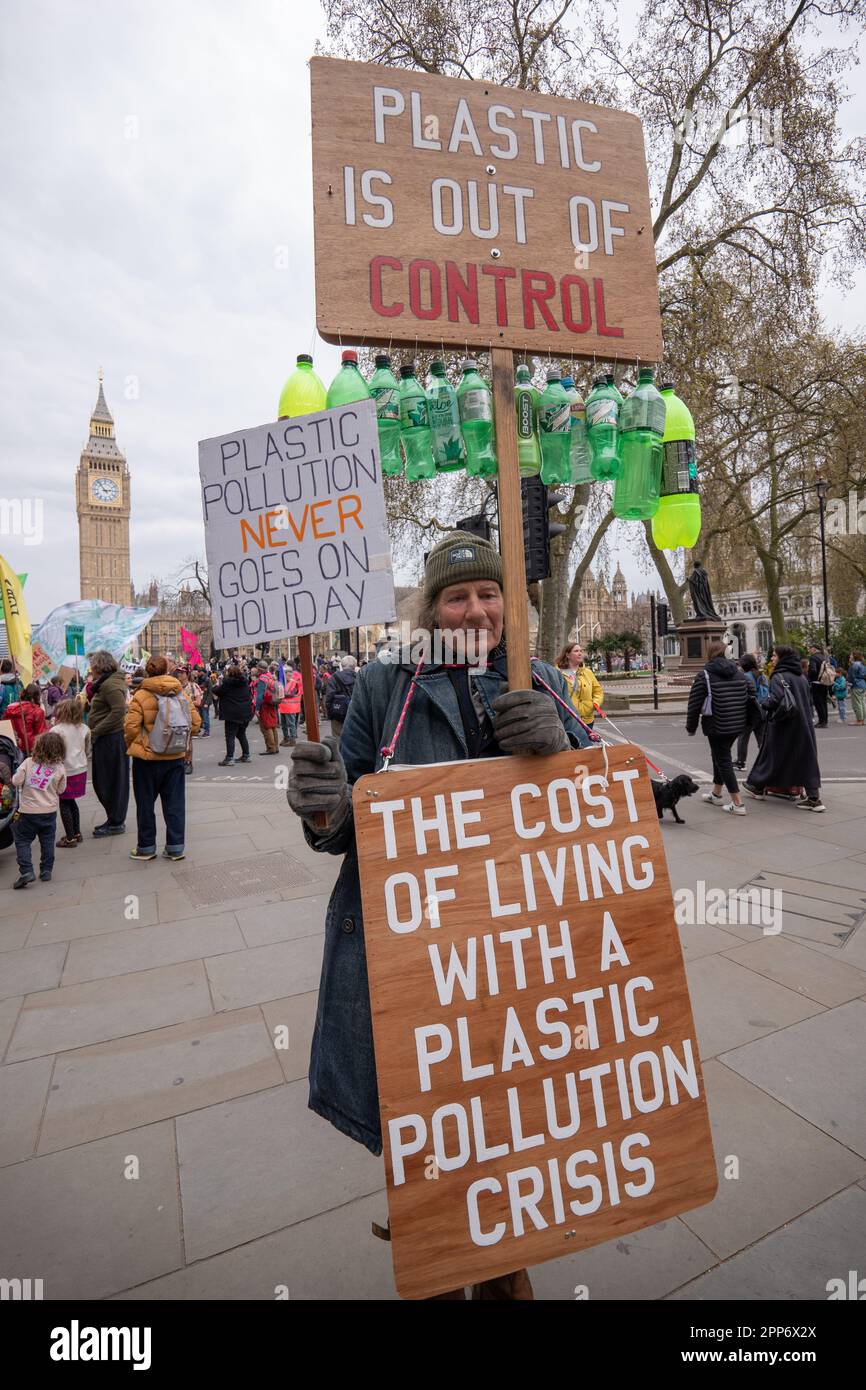 Londres, Royaume-Uni . 22nd avril 2023. La rébellion de l'extinction, la Grande, jour 2 ( samedi). Il a participé à la « Grande Marche pour la biodiversité » qui s'est terminée par une « mort ». Des membres de la Brigade "Red Rebel" et "Green Spirit" étaient présents, Londres Royaume-Uni image garyroberts/worldwidefeatures.com Credit: GaryRobertschography/Alay Live News Credit: GaryRobertschography/Alay Live News Banque D'Images