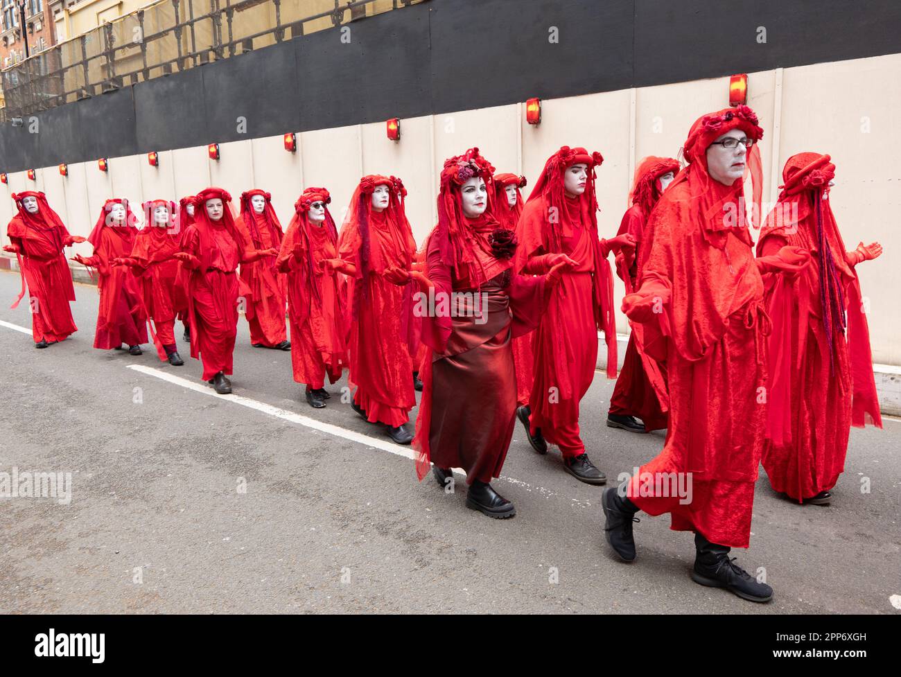 Londres, Royaume-Uni . 22nd avril 2023. 'Brigade des rebelles rouges' à la rébellion d'extinction, le Big One, jour 2 , (samedi). Il a participé à la « Grande Marche pour la biodiversité » qui s'est terminée par une « mort ». Des membres de la Brigade "Red Rebel" et "Green Spirit" y ont assisté, le 22 avril 2023.Londres Royaume-Uni image garyroberts/worldwidefeatures.com Credit: GaryRobertschography/Alay Live News Credit: GaryRobertschography/Alay Live News Banque D'Images
