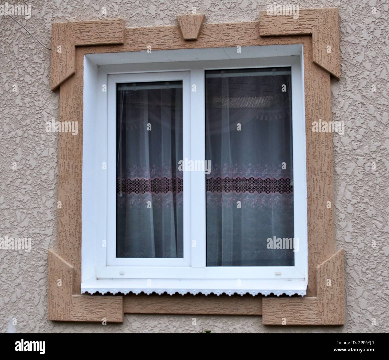 Vue et conception d'une fenêtre métal-plastique de l'extérieur Banque D'Images