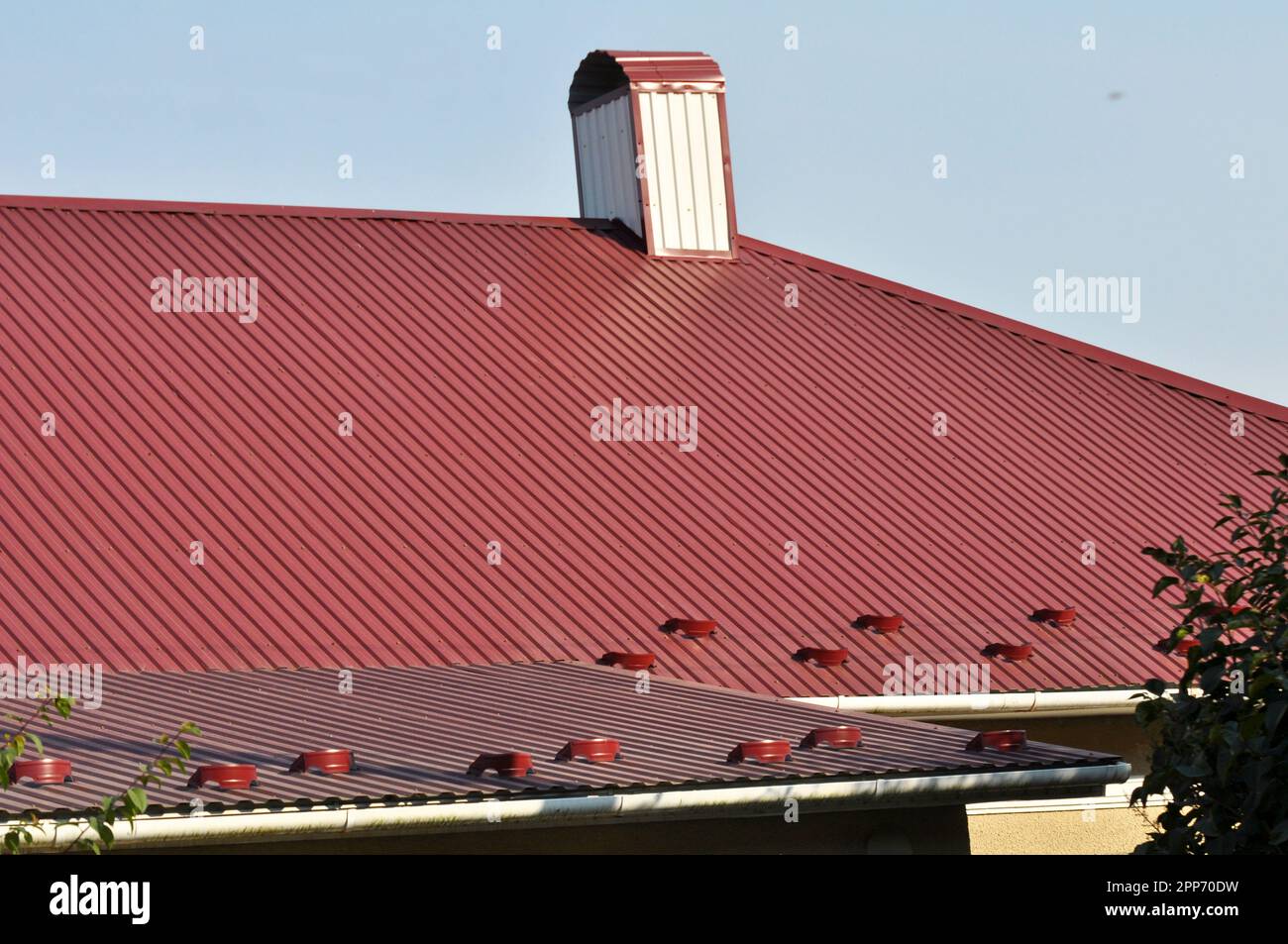 Une tôle profilée est utilisée pour couvrir le toit Banque D'Images